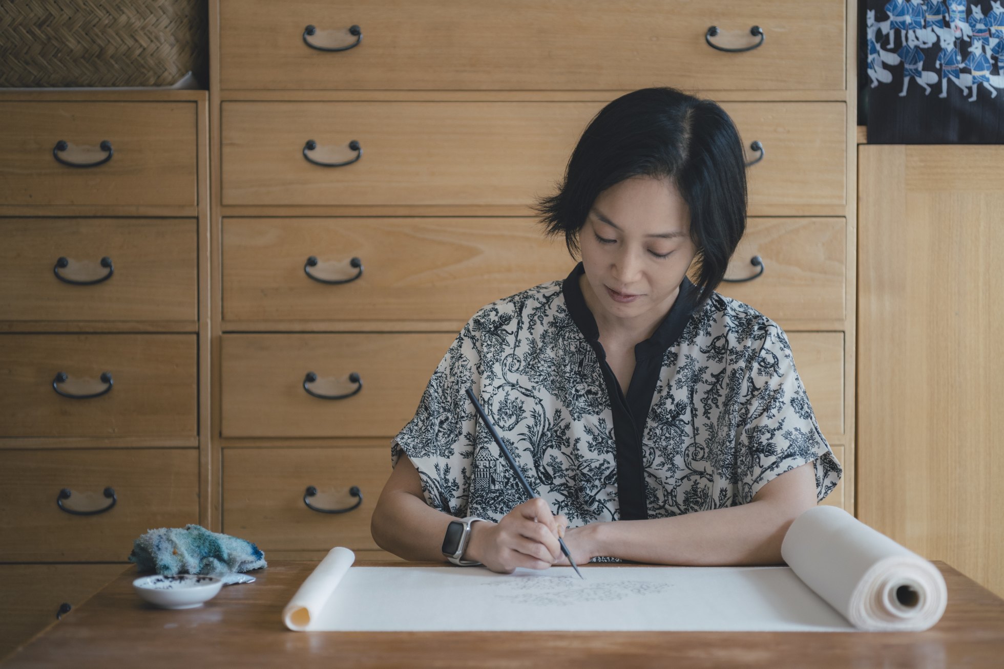 「何を描こうかしら……」と言いながら、サラサラと桜を描く大野さん。