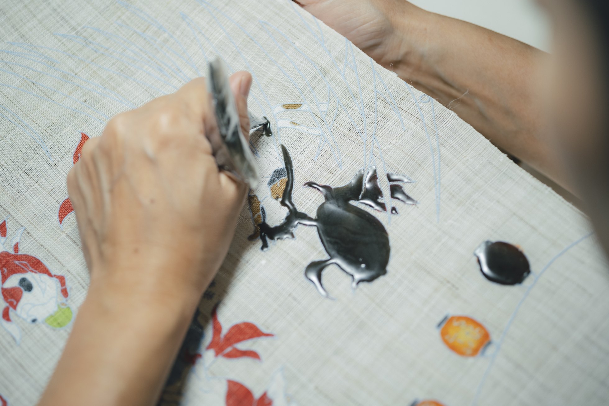 色を挿した絵の上に伏せ糊をする。「きちんとしないと地色が柄を潰すことになるので、伏せはとても重要」（町田さん）